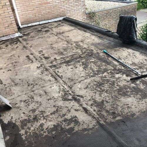 Schoonmaken van een plat dak in Oirschot Schoonmaken van een plat dak in Oirschot